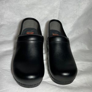 Dansko XP NWOB black leather clogs professional 8 40eu
